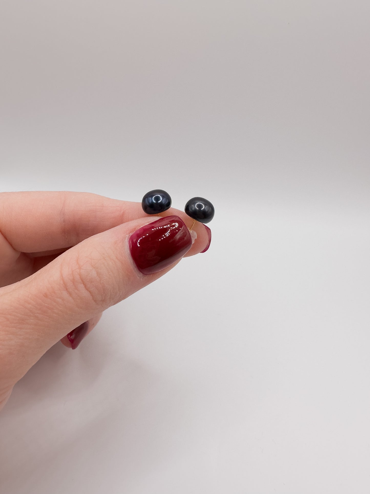 OS dark navy-blue freshwater pearl studs (8mm)