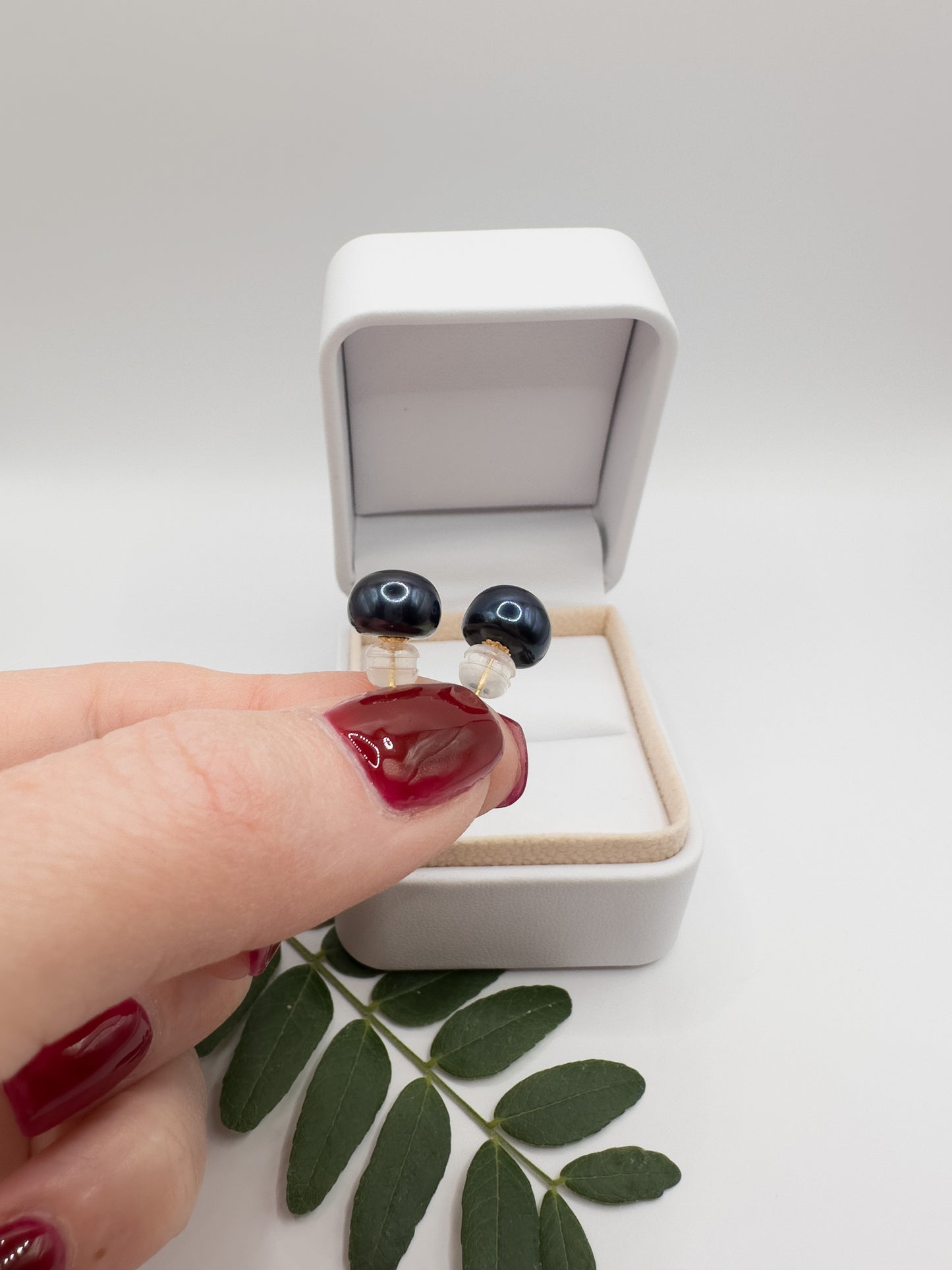 OS dark navy-blue freshwater pearl studs (9mm)