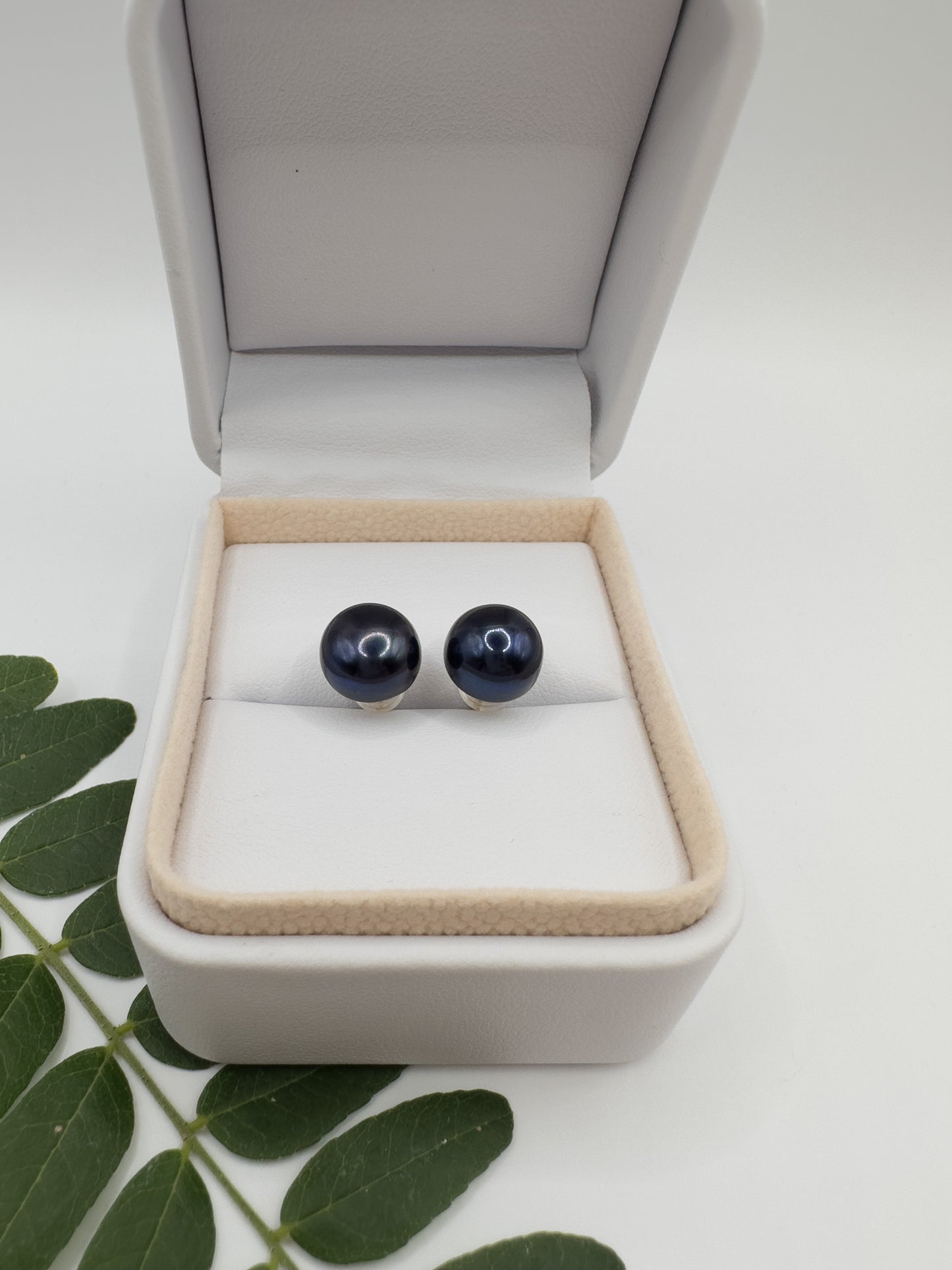 OS dark navy-blue freshwater pearl studs (9mm)