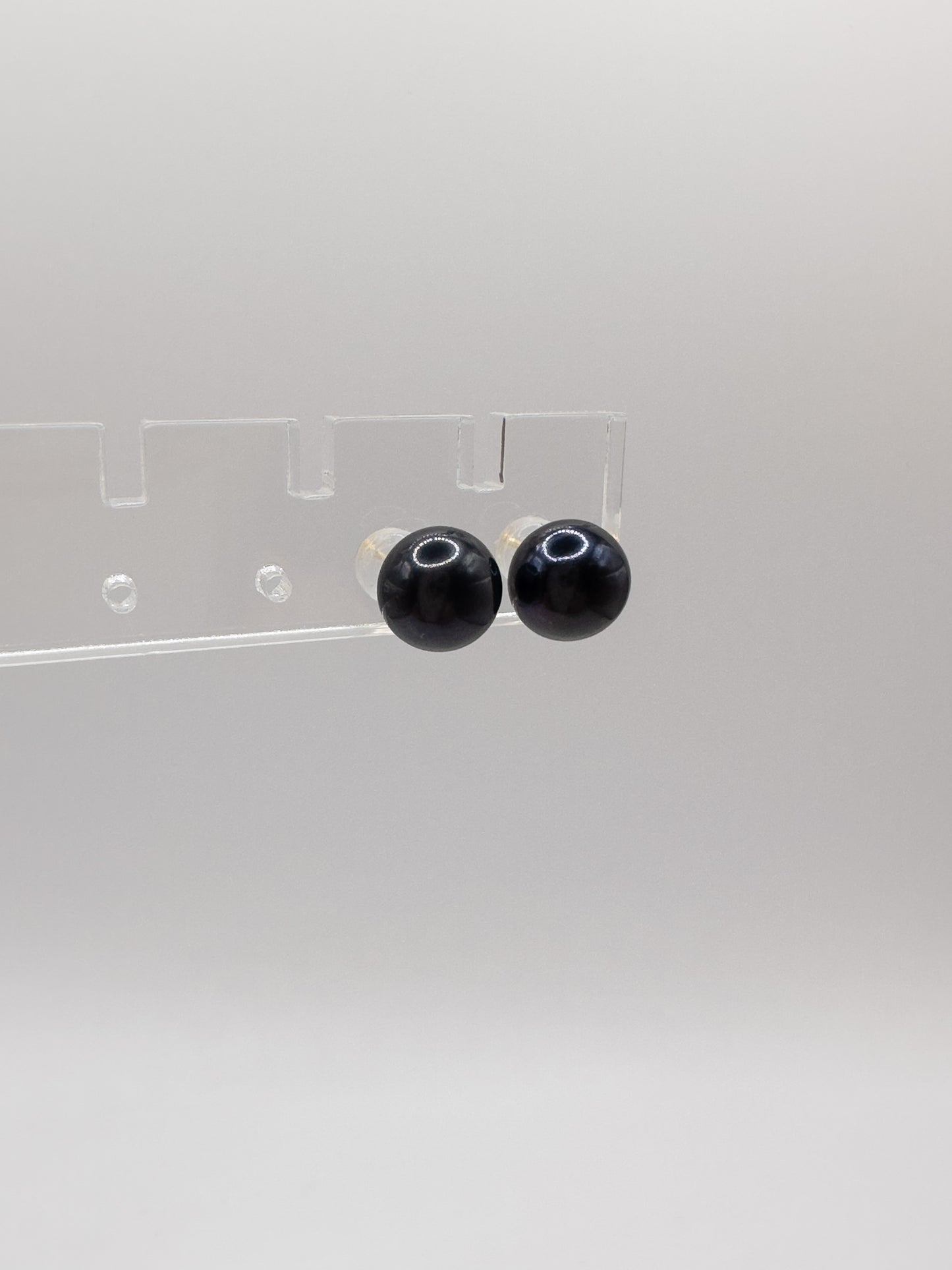 OS dark navy-blue freshwater pearl studs (8mm)