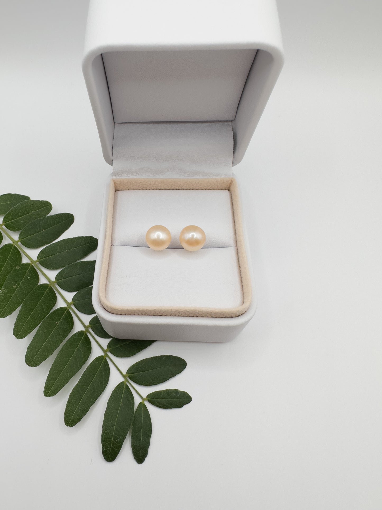 OS peach freshwater pearl studs (8mm)