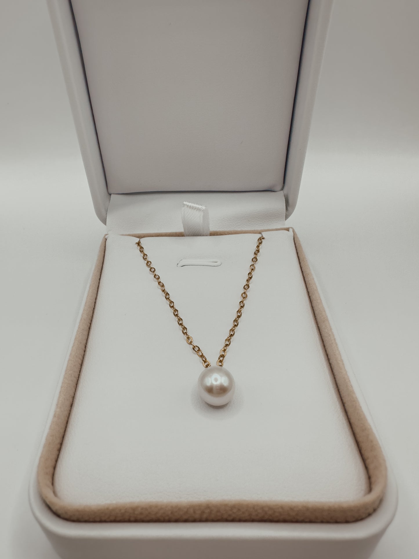 OS single pearl necklace