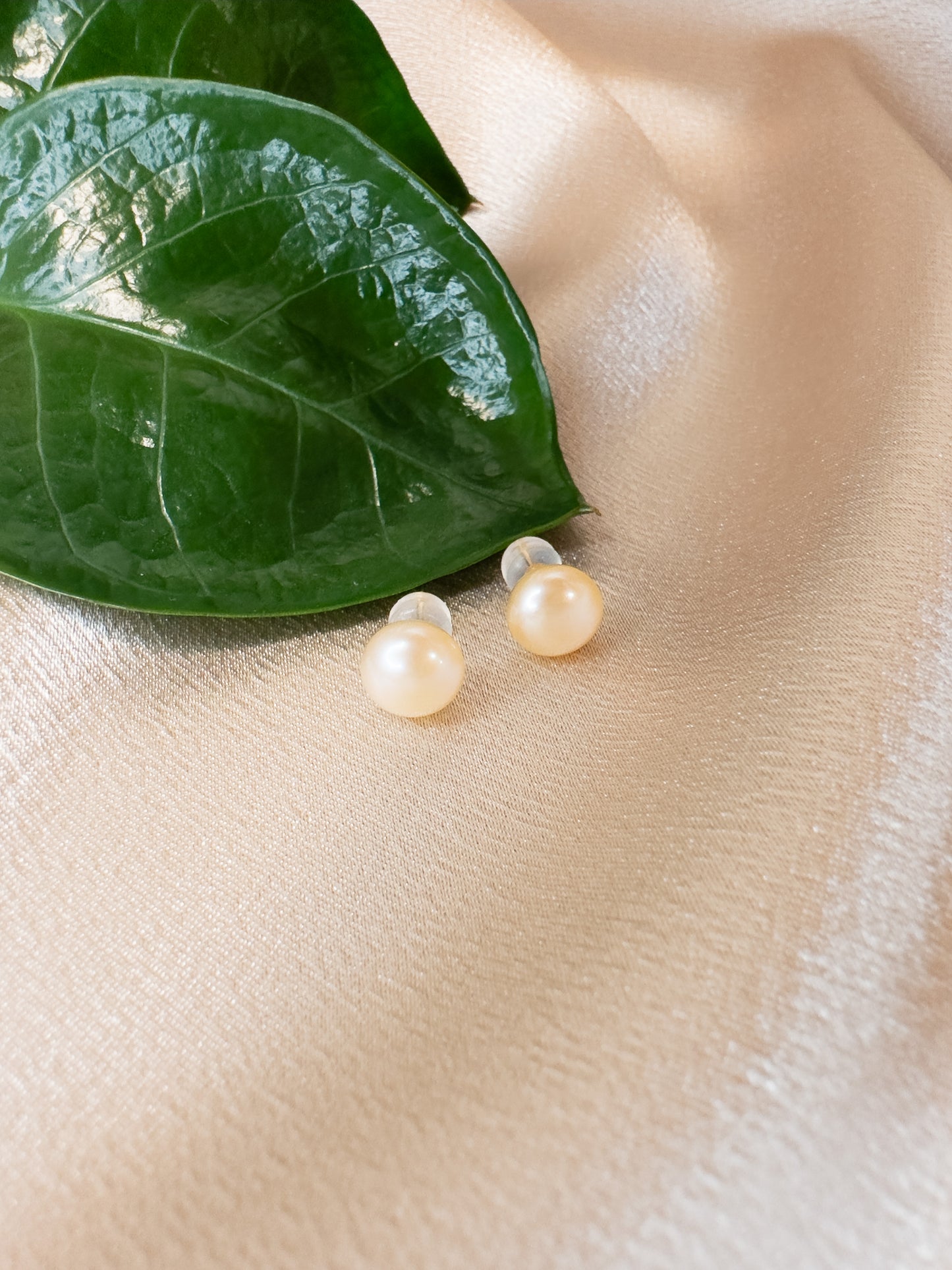 OS peach freshwater pearl studs (8mm)