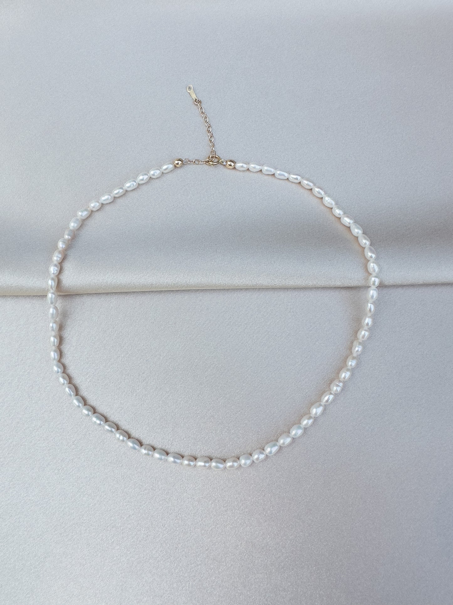 OS natural rice pearl / gold-filled choker. S (3.5-4 mm pearl)