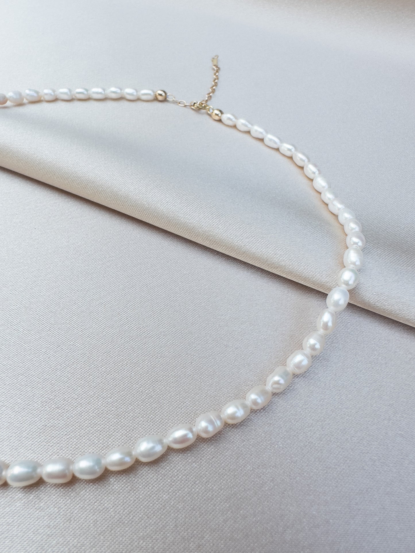 OS natural rice pearl / gold-filled choker. S (3.5-4 mm pearl)